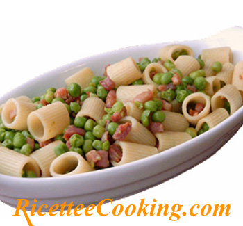 Mezze maniche con piselli e pancetta